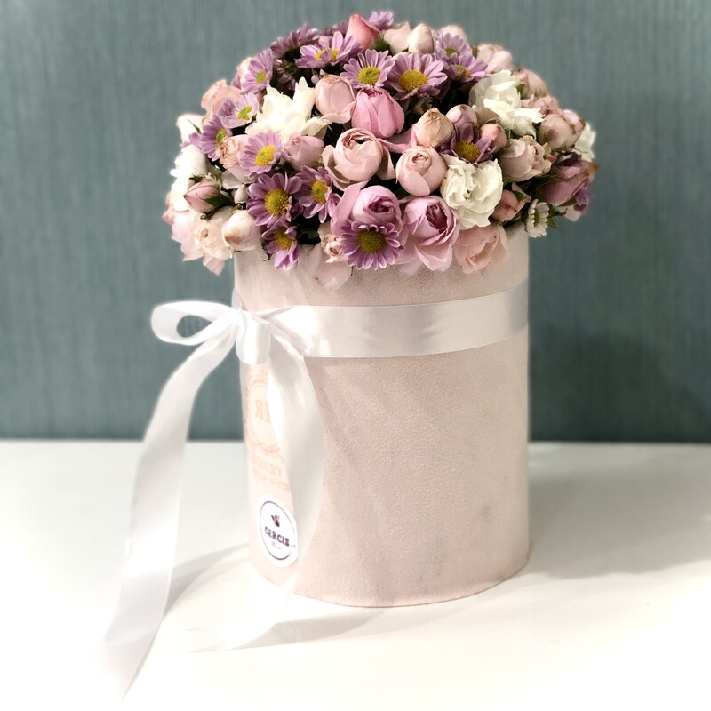 باکس گل استوانه ای صورتی تهیه شدهاز گل های با درجه کیفیت فوق ممتاز  و ممتاز