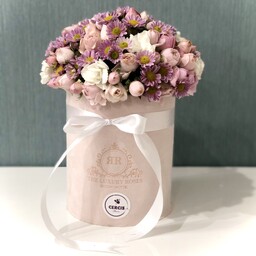 باکس گل استوانه ای صورتی تهیه شدهاز گل های با درجه کیفیت فوق ممتاز  و ممتاز