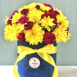 باکس گل استوانه ای سرمه ای تهیه شده از گل های با درجه کیفیت فوق ممتاز و ممتاز