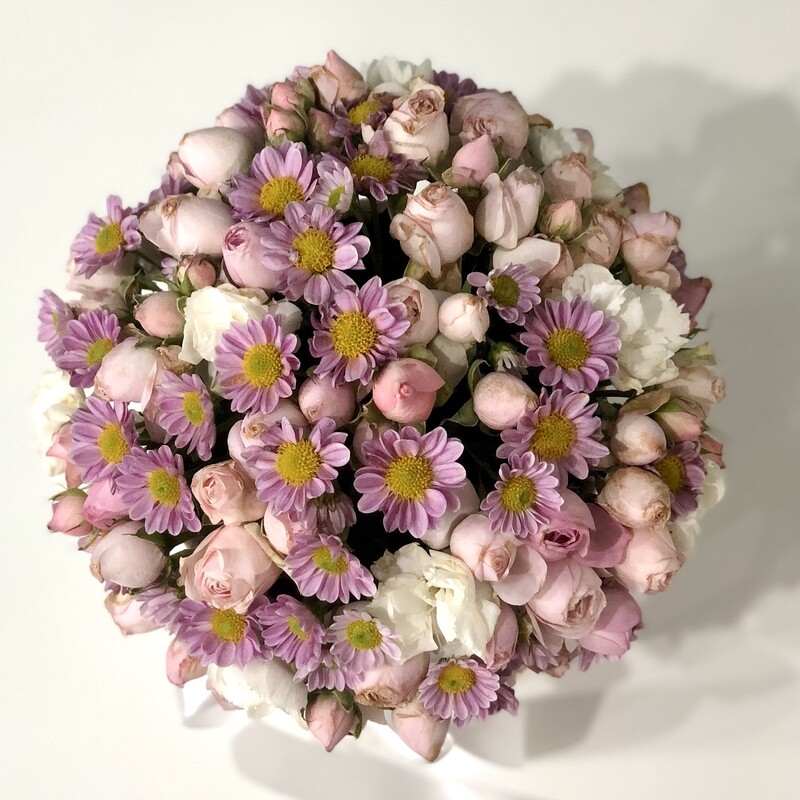 باکس گل شیش ضلعی کشودار مخصوص هدیه تهیه شده از گل های با درجه کیفیت فوق ممتاز و ممتاز