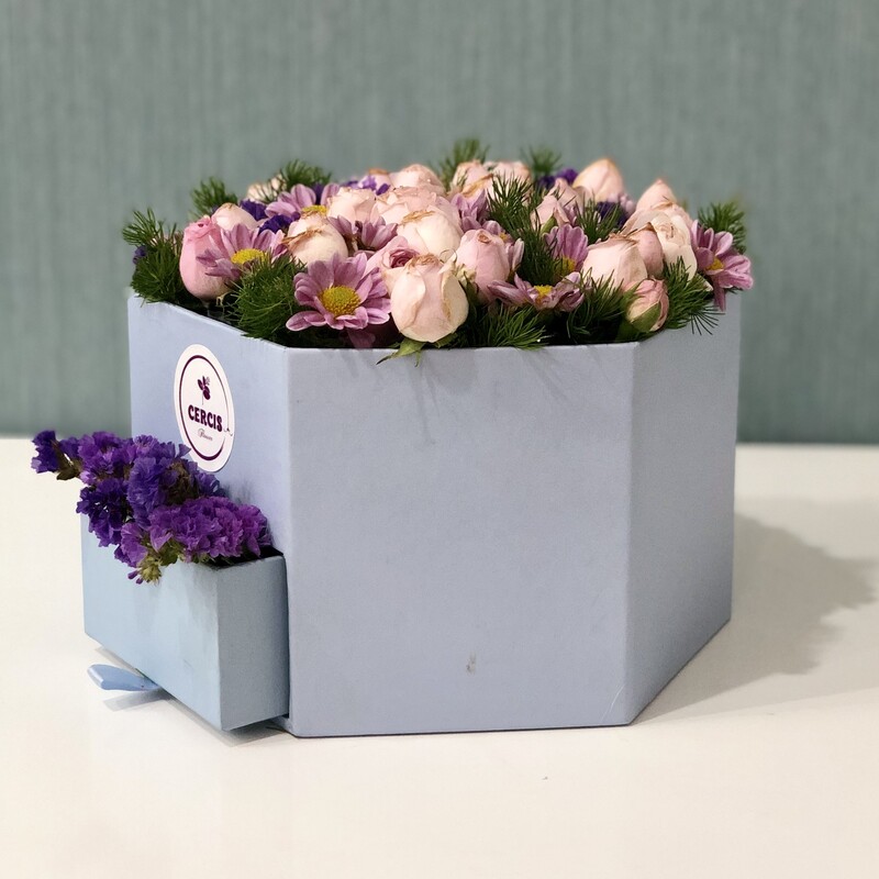 باکس گل شیش ضلعی کشودار مخصوص هدیه تهیه شده از گل های با درجه کیفیت فوق ممتاز و ممتاز