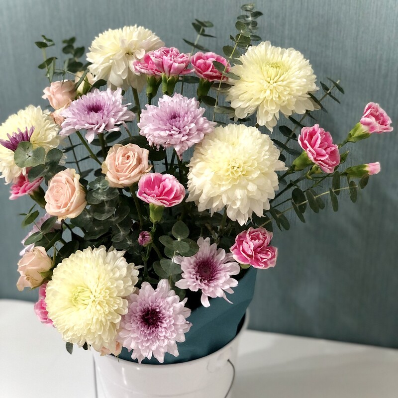 سطل گل سفید تهیه شده از گل های با درجه کیفیت فوق ممتاز و ممتاز