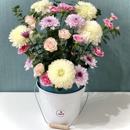 سطل گل سفید تهیه شده از گل های با درجه کیفیت فوق ممتاز و ممتاز