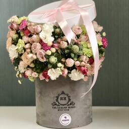 باکس گل استوانه ای طوسی درب صورتی تهیه شده از گل های با درجه کیفیت فوق ممتاز و ممتاز