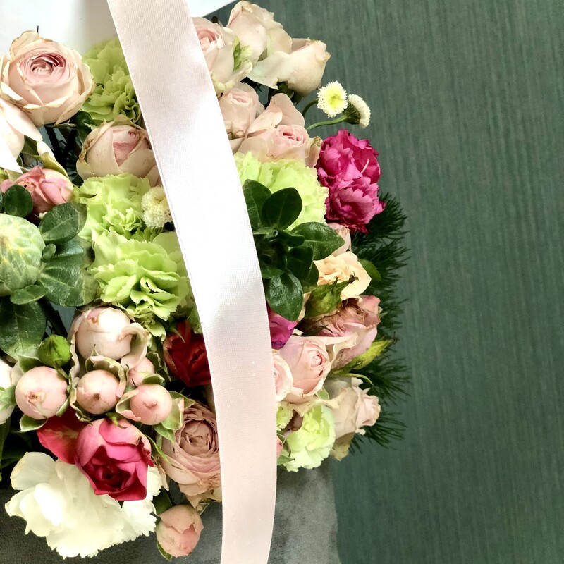 باکس گل استوانه ای طوسی درب صورتی تهیه شده از گل های با درجه کیفیت فوق ممتاز و ممتاز