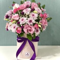باکس گل استوانه ای صورتی تشکیل شده از گل های با درجه کیفیت فوق ممتاز و ممتاز