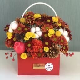 باکس گل دسته دار قرمز تهیه شده از گل های با درجه کیفیت فوق ممتاز و ممتاز