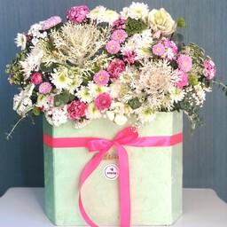 باکس گل شیش ضلعی سبز تهیه شده از گل های با درجه کیفیت فوق ممتاز و ممتاز 