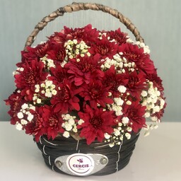 باکس گل سبدی دسته دار تهیه شده از گل های با درجه کیفیت فوق ممتاز و ممتاز
