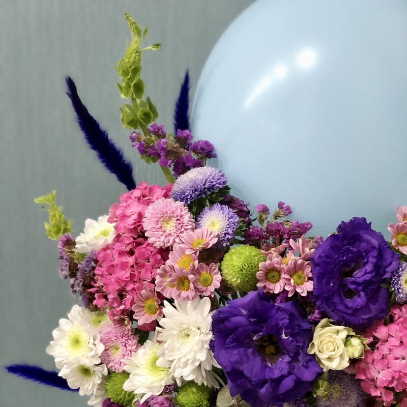 باکس گل مقطع مستطیل آبی بادکنک دار تهیه شده از گل های با درجه کیفیت فوق ممتاز و ممتاز