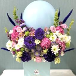 باکس گل مقطع مستطیل آبی بادکنک دار تهیه شده از گل های با درجه کیفیت فوق ممتاز و ممتاز