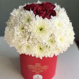 باکس گل استوانه ای قرمز متوسط تهیه شده از گل های با درجه کیفیت فوق ممتاز و ممتاز