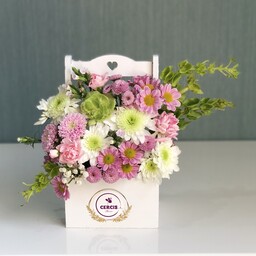 باکس گل سفید دسته دار تهیه شده از گل های با درجه کیفیت فوق ممتاز و ممتاز