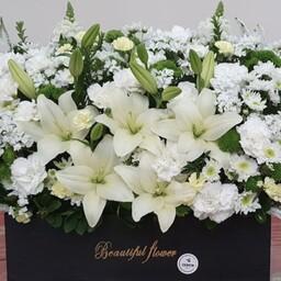 باکس گل مستطیلی ترحیم بزرگ تهیه شده از گل های با درجه کیفیت فوق ممتاز و ممتاز 