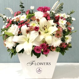 باکس گل گلدانی سفید تهیه شده از گل های با درجه کیفیت فوق ممتاز و ممتاز