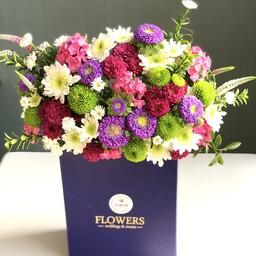 باکس گل مستطیلی سرمه ای تهیه شده از گل های با درجه کیفیت فوق ممتاز و ممتاز