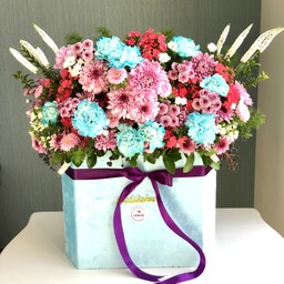 باکس گل شیش ضلعی آبی تهیه شده از گل های با درجه کیفیت فوق ممتاز و ممتاز