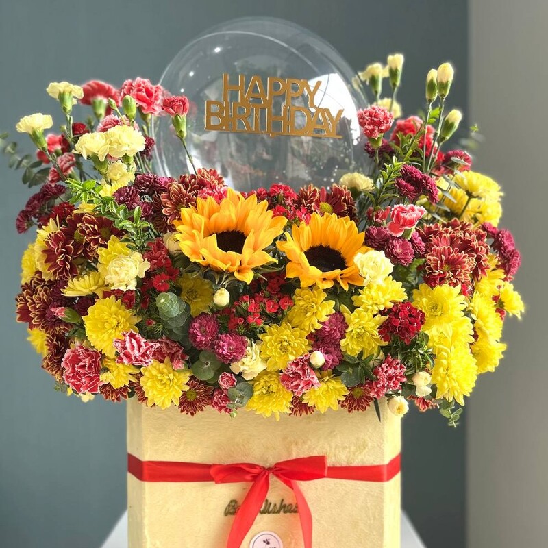 باکس گل شیش ضلعی زردرنگ  بوبوبالن تهیه شده از گل های با درجه کیفیت فوق ممتاز و ممتاز