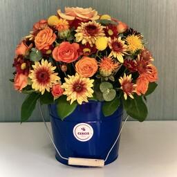 سطل گل سرمه ای  تهیه شده از گل های با درجه  کیفیت فوق ممتاز و ممتاز