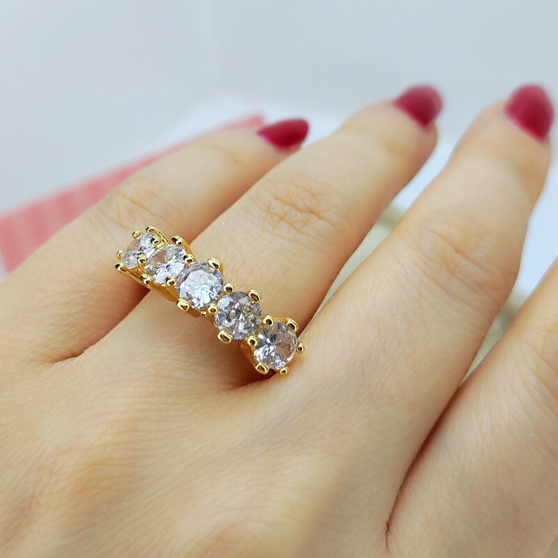 انگشتر زنانه استیل پنج نگین جواهری پر درخشش رنگ ثابت برابر با اصل طلا