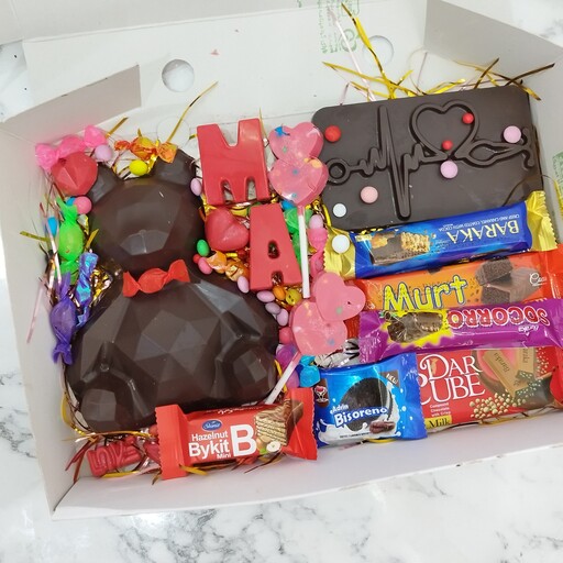 باکس شکلات  ویژه ولنتاین شامل شکلات  خرسی، تبلتی، اسمارتیز، ویفر شکلاتی، آبنبات یه هدیه خاص برای عشقتون
