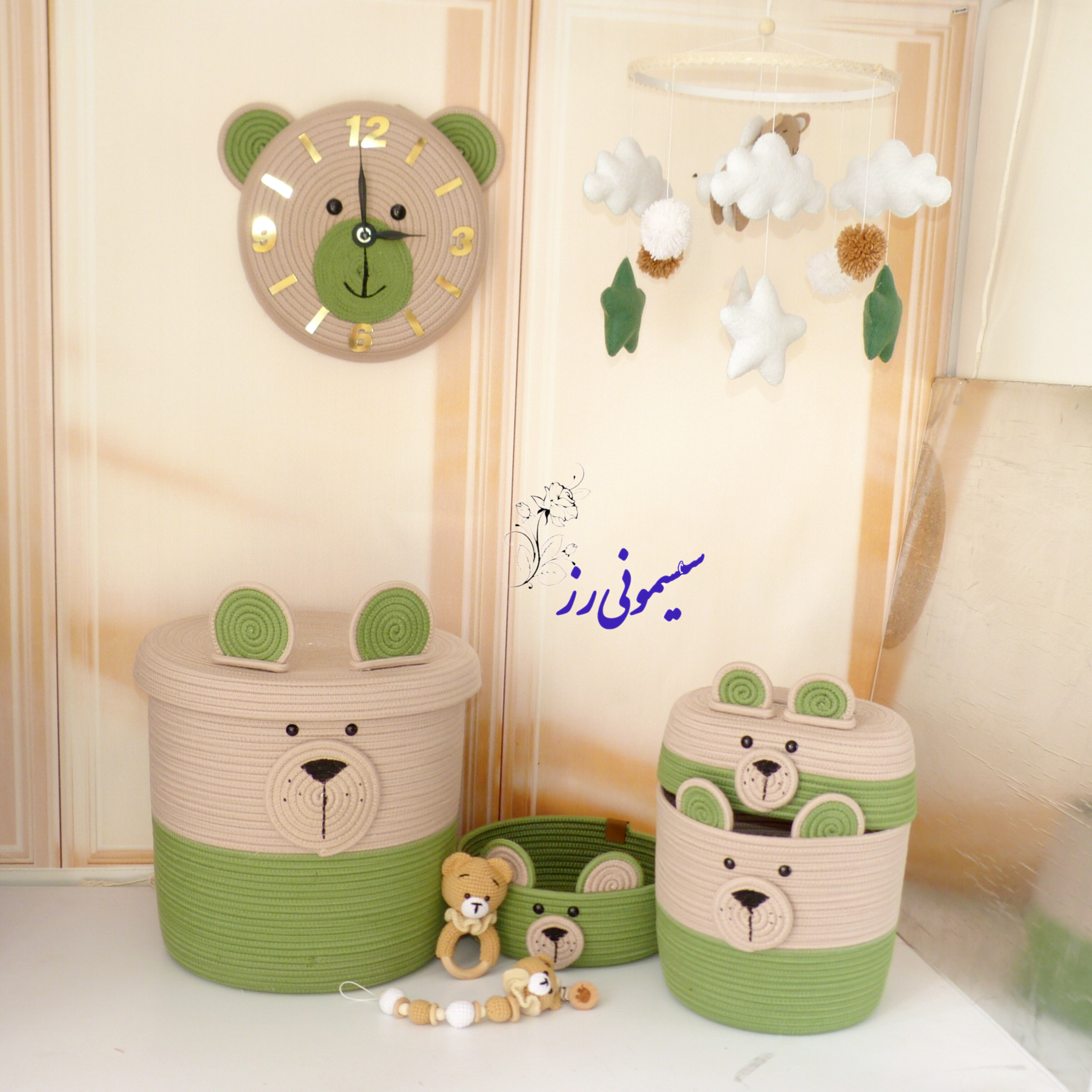 نظم‌ دهند سیسمونی قیطان دوزی و ساعت دیواری کودک طرح خرس سبز و کرم با آویز موزیکال تخت