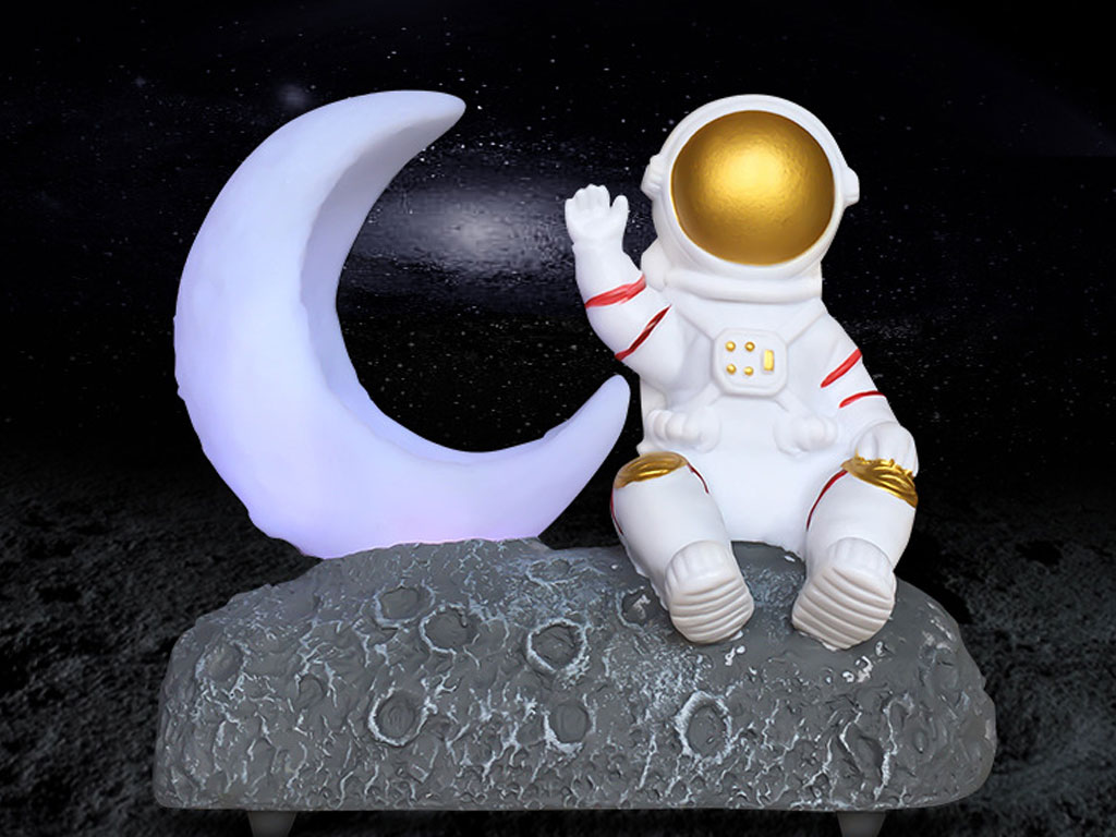 اسپیکر بلوتوثی رانمی Y-589 طرح فضانورد نشسته بر روی ماه با هلال ماه روشن در کنارش.