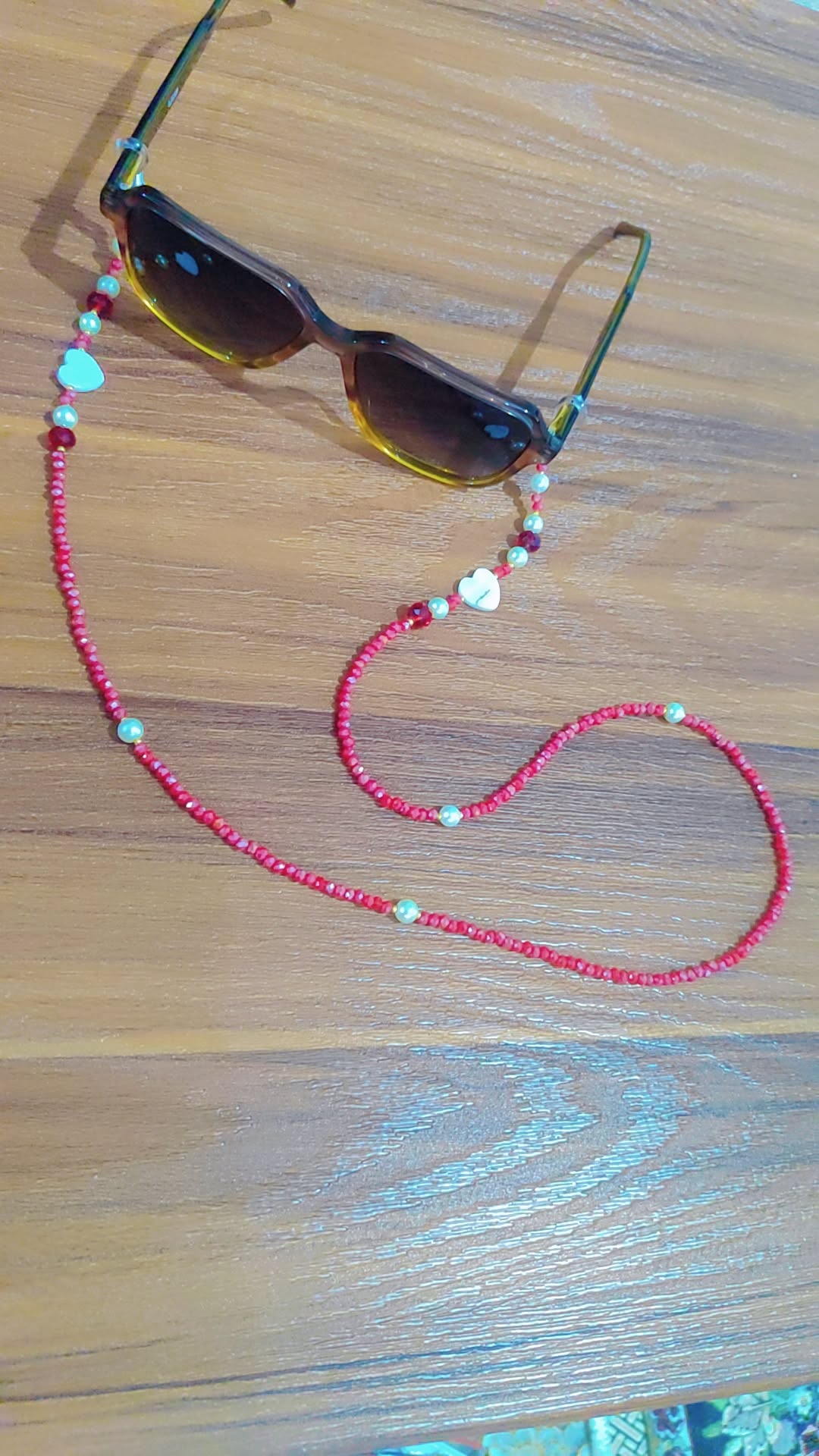 بند عینک قرمز ملیح