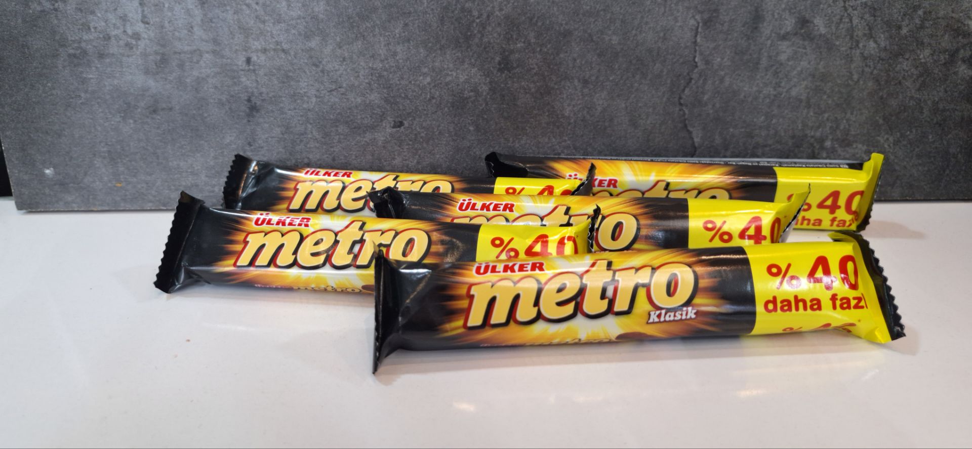 شکلات مغزدار مترو قلمی