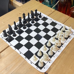 شطرنج مسافرتی کوچک همراه با مهره های همراه با صفحه ی نمدی 