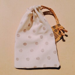 کیسه پارچه ای جمع شو خال خالی سفید سایز 12 در 8 مناسب بسته بندی و ساخت گیفت