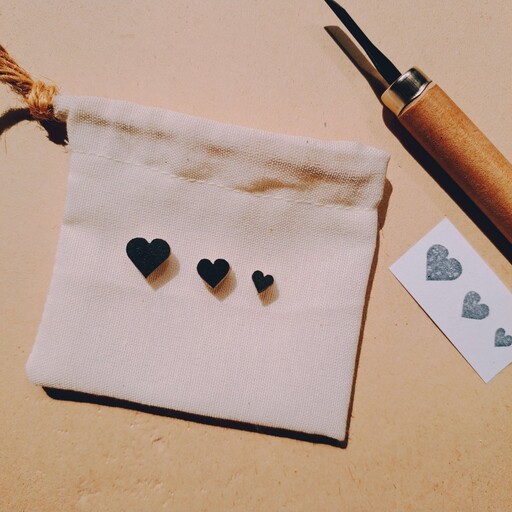 مهر دستساز قلب با پایه چوبی پک سه عددی همراه با کیسه پارچه ای برای بسته بندی محصول و کاغذ کادو و طراحی پارچه