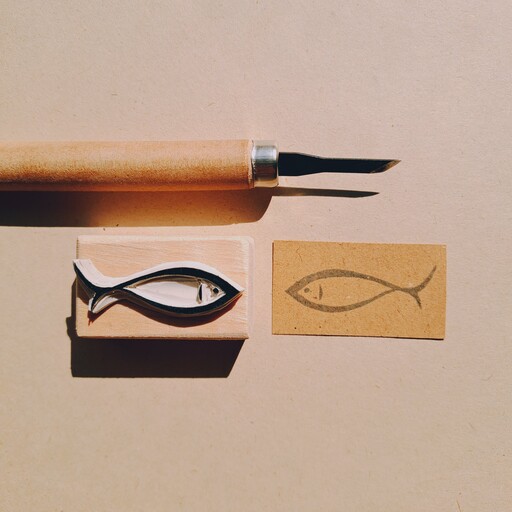 مهر دستساز ماهی برای طراحی بسته بندی محصول و کاغذ کادو و طراحی پارچه