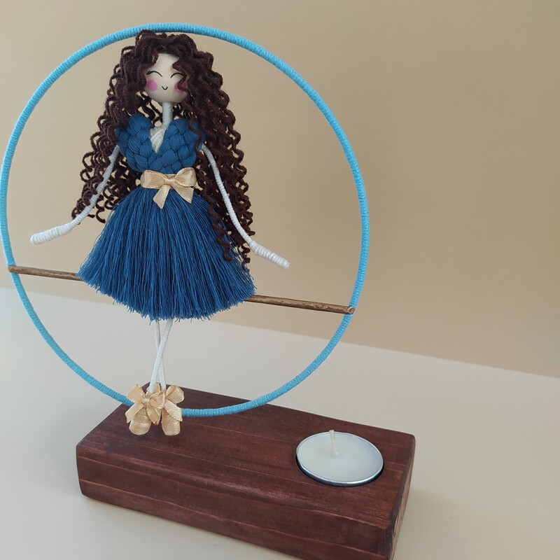 عروسک مکرومه دکوری رنگ آبی با پایه چوبی وجای شمع وعود