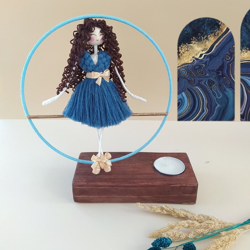 عروسک مکرومه دکوری رنگ آبی با پایه چوبی وجای شمع وعود