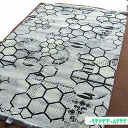 فرش فانتزی یک در یک و نیم متری طرح کندو رنگ نقره ای مشکی(100در 150) 
