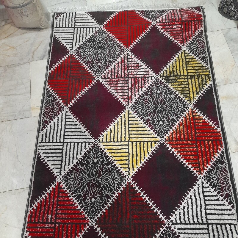 فرش ماشینی فانتزی طرح لوزی رنگ طوسی قرمز 6متری