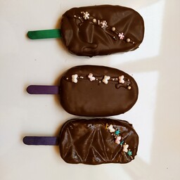 پاپسیکل های شکلاتی با فیلینگ شکلات چیپسی و اسمارتیز 