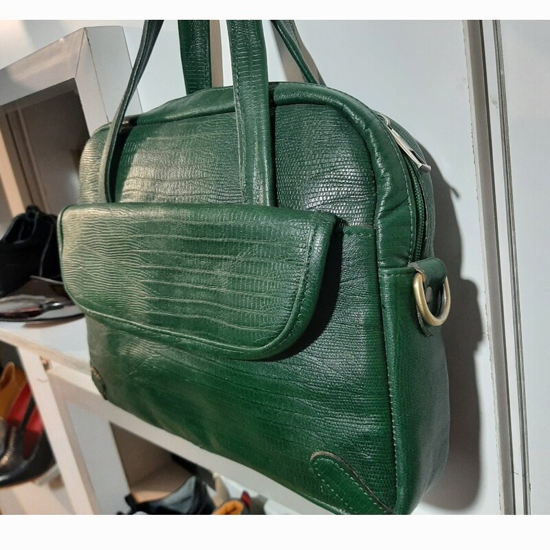 کیف چرم  زنانه رنگ سبز  خوشرنگ بسیار زیبا و شیک و بادوام 