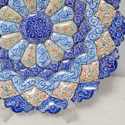بشقاب 30 سانتی میناکاری با نقوش زیبا، هنر دست بانوی هنرمند اصفهانی