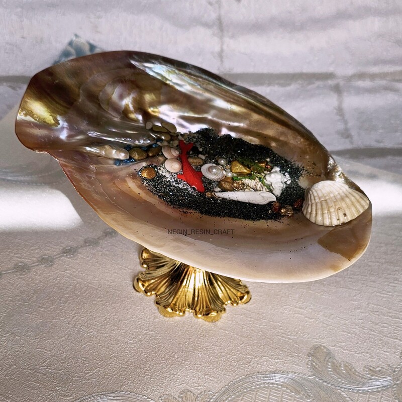 تنگ ماهی عید 1403  مصنوعی صدفی رزینی پایه دار طلایی ماهی جاودان سفره هفت سین