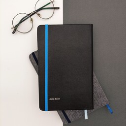 دفتر یادداشت (مشق) چرمی جلد سخت آبی رنگ، صد برگ مدل مداد رنگی، دارای کش رنگی، دانش آموزی، دانشجویی، پدیده نقش، سررسید