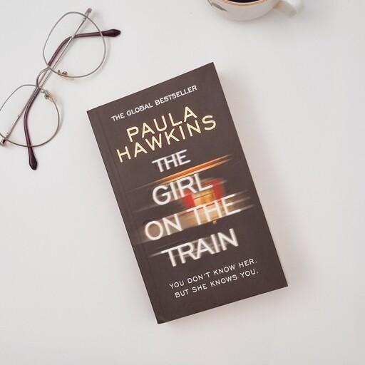کتاب رمان The Girl on The Train (دختری در قطار)، زبان انگلیسی، اثر  Paula Hawkins (پائولا هاکینز)، چاپ درجه یک (A Plus) 
