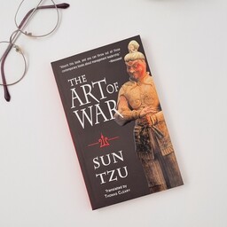 کتاب  The Art of War (هنر جنگ)، زبان انگلیسی، اثر  Sun Tzu (سان تزو)، چاپ درجه یک (A Plus)، ترجمه Thomas Cleary 