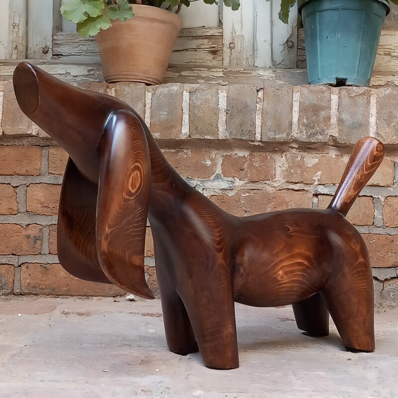  مجسمه سگ پا کوتاه چوبی