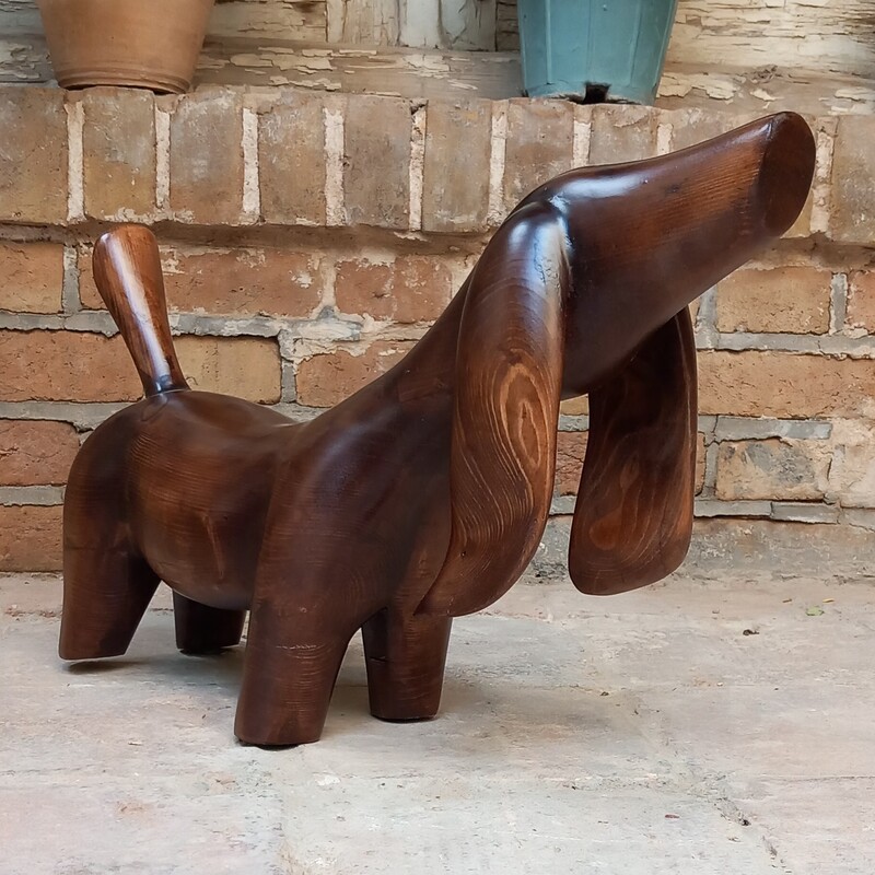  مجسمه سگ پا کوتاه چوبی