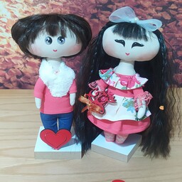 ست عروسک دختر و پسر از پارچه و تور وموی بلند برای دختر و موی کوتاه برای پسر و پایه چوبی استفاده شده
