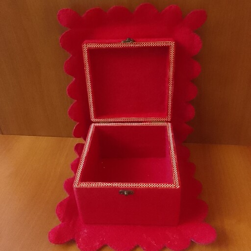 جعبه هدیه باکس کادویی قرمز سفید صورتی گلدار گل گلی نمدی دست ساز ولنتاین هدیه جعبه بزرگ مربع قفل دار ابعاد 25در25 قد14