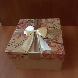 جعبه باکس کادویی هدیه مربع بزرگ کرم قهوه ای سنتی شعر پرنده گنجشک قرمز  ابعاد 22در22 قد15 گلدار گل گلی