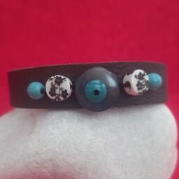 دستبند چرم طبیعی دستساز، تزیین شده با پلاک چشم نظر، مهره سرامیکی(ژاپنی) و مهره طرح فیروزه آبی 